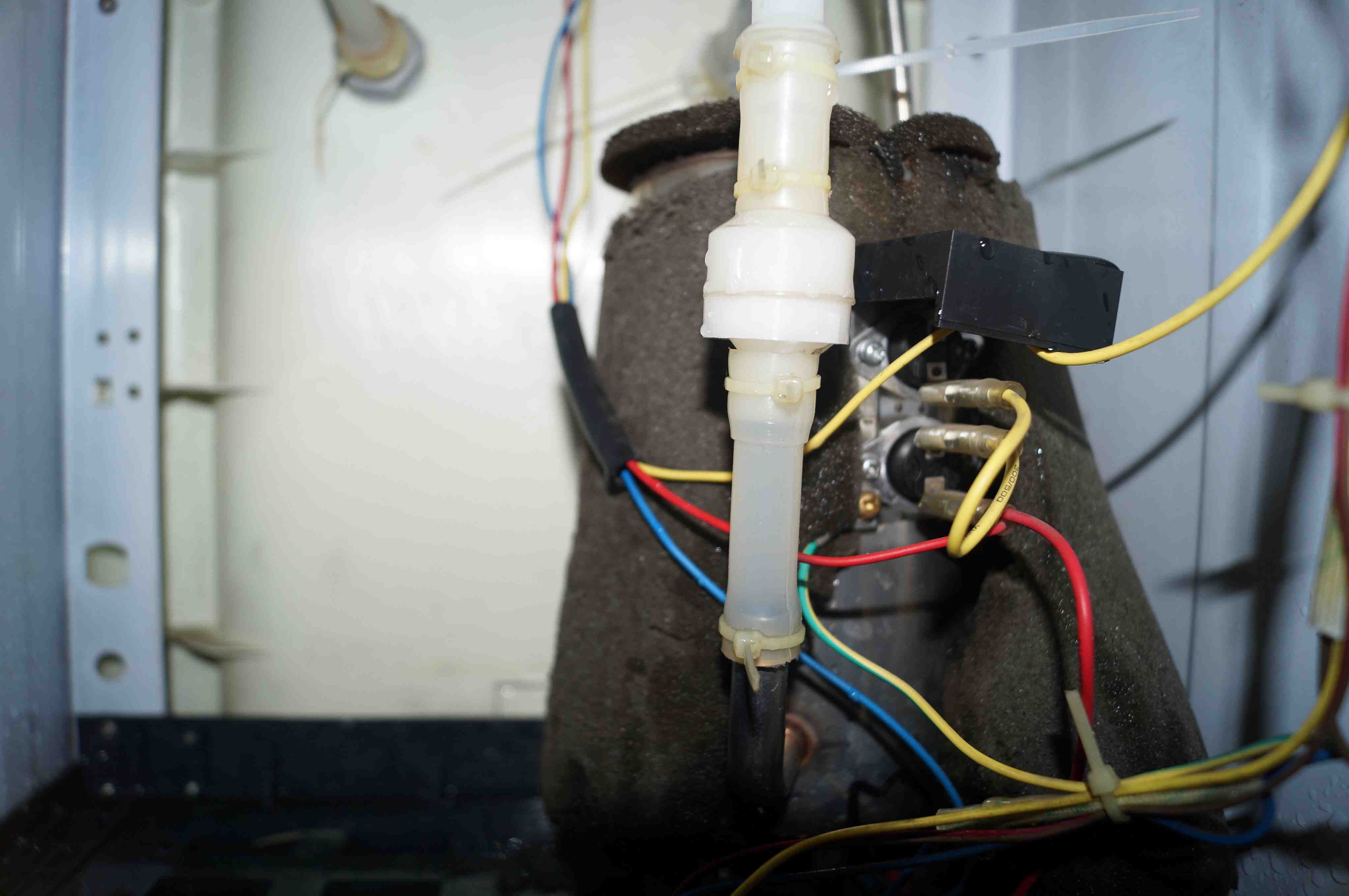 饮水机漏水是什么原因 饮水机常见漏水部位维修方法