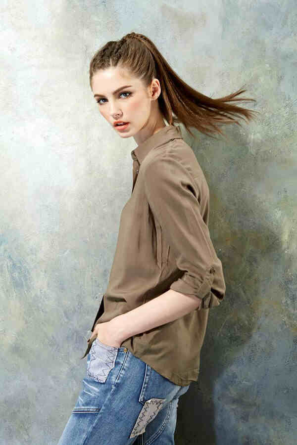 牛仔裤的简易搭配法--棕色优雅时尚短袖衬衫+牛仔裤